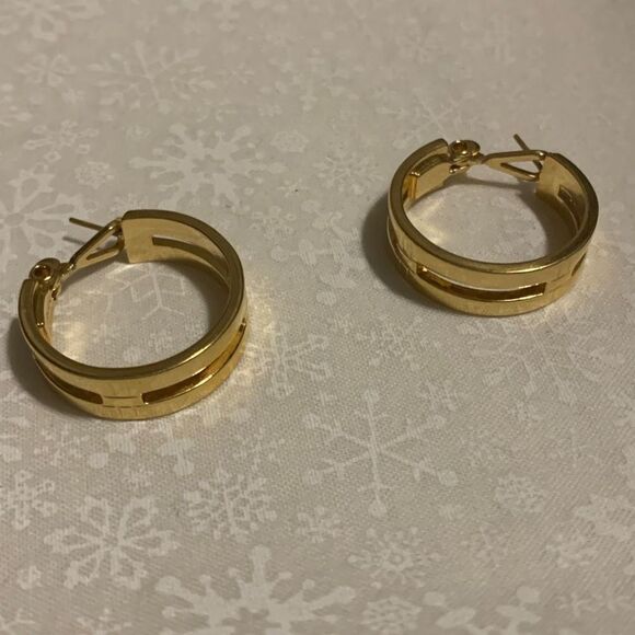 VTG SIGNED MONET PAT PEND GOLD PLATED HOOP PIERCED EARRINGS - Picture 1 of 14